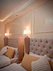 sala de estar con sofá grande en Kahlua, en Sampong