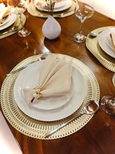 Una mesa con un plato blanco con una servilleta encima. en Kahlua, en Sampong