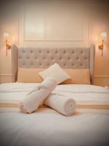 Un animal de peluche está acostado en una cama en Kahlua, en Sampong 7 fotos más