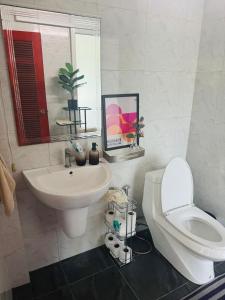 ein Badezimmer mit einer weißen Toilette und einem Waschbecken in der Unterkunft Cozy Villa in the Tropical Garden in Ko Phangan + 4 Fotos