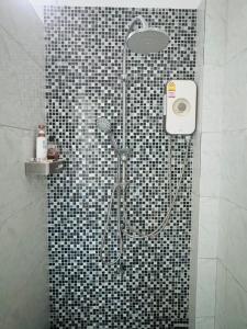eine Dusche im Bad mit schwarzen und weißen Fliesen in der Unterkunft Cozy Villa in the Tropical Garden in Ko Phangan