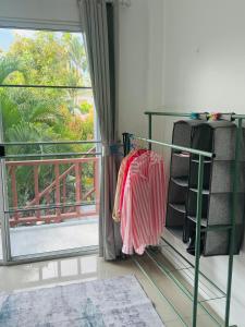 En eller flere senge i et værelse på Cozy Villa in the Tropical Garden