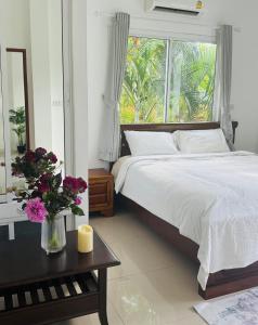 En eller flere senge i et værelse på Cozy Villa in the Tropical Garden