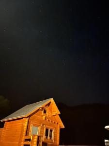 Bygningen som campingpladsen ligger i