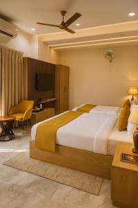 Μια τηλεόραση ή/και κέντρο ψυχαγωγίας στο The Mayur retreat # Near Prem Mandir # On parikrama Marg # Luxury Room # Prime Location # Property Of The Year # By Chandrodaya Orchid #