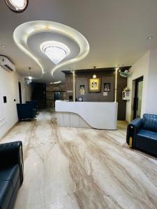 Χώρος καθιστικού στο The Mayur retreat # Near Prem Mandir # On parikrama Marg # Luxury Room # Prime Location # Property Of The Year # By Chandrodaya Orchid # +36 φωτογραφίες