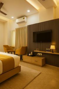 Μια τηλεόραση ή/και κέντρο ψυχαγωγίας στο The Mayur retreat # Near Prem Mandir # On parikrama Marg # Luxury Room # Prime Location # Property Of The Year # By Chandrodaya Orchid #