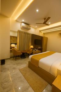 Ένα ή περισσότερα κρεβάτια σε δωμάτιο στο The Mayur retreat # Near Prem Mandir # On parikrama Marg # Luxury Room # Prime Location # Property Of The Year # By Chandrodaya Orchid #