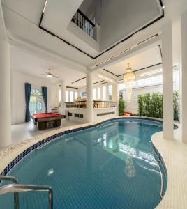 Bazén v ubytování VAH Villa 9 Bedrooms nebo v jeho okolí