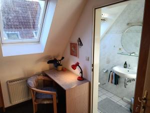 ein kleines Badezimmer mit Waschbecken und Dusche in der Unterkunft RATSSCHÄNKE Südheide in Gifhorn + 40 Fotos