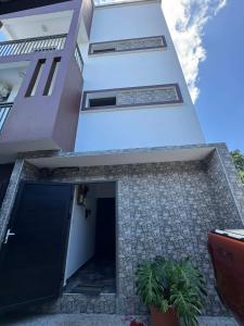 Budova, kde se apartmán nachází + 2 fotografie