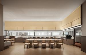 重慶市にあるWalling Hotel - Chongqing hongyadong jialingjiang binjiangluの広いキッチン(テーブル、椅子付)