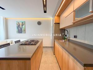 a kitchen with a counter and a stove top oven at Apartamento de lujo a 3 minutos del Aeropuerto JMC 201 in Rionegro