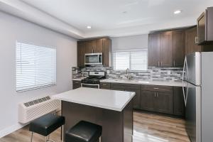 eine Küche mit Holzschränken und einer weißen Arbeitsplatte in der Unterkunft Fruit Hostel in Los Angeles + 5 Fotos