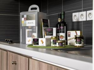 un comptoir avec un tas de bouteilles de vin dessus dans l'établissement Aparthotel Adagio Strasbourg Place Kleber, à Strasbourg