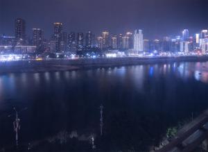 重慶市にあるWalling Hotel - Chongqing hongyadong jialingjiang binjiangluの夜の大水の街並み