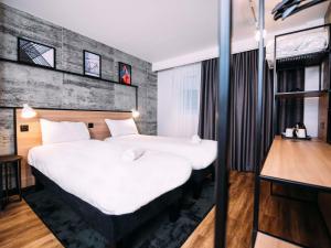 een hotelkamer met 2 bedden bij ibis Belfast City Centre in Belfast +87 foto's