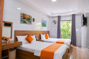Giường trong phòng chung tại Gia Hân Hotel