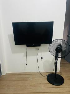 Μια τηλεόραση ή/και κέντρο ψυχαγωγίας στο SAN JOSE DEL MONTE BULACAN GUMAOK West,Delgados Place UNIT 2 +16 φωτογραφίες