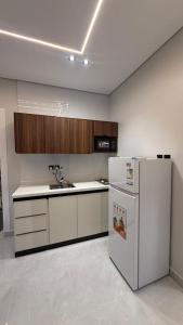 Η κουζίνα ή μικρή κουζίνα στο الجود للشقق المفروشة