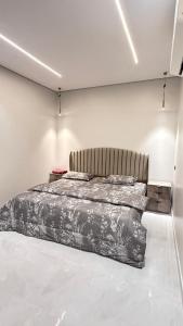 Χώρος καθιστικού στο الجود للشقق المفروشة