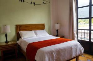 Кровать или кровати в номере Hotel Integra Tepoztlán