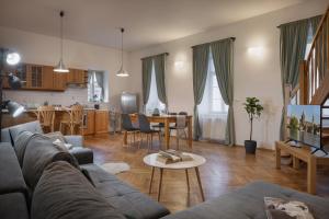 un soggiorno con un divano e un tavolo di White Swan Boutique Apartments a Praga