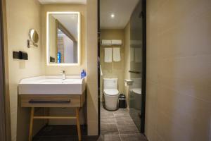 Ένα μπάνιο στο Hanting Hotel Beijing South Railway Station Muxiyuan +8 φωτογραφίες