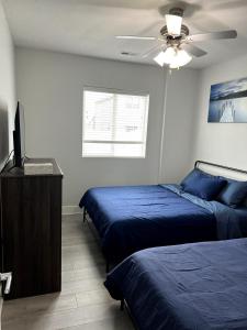 a bedroom with two beds and a ceiling fan at Blue Diamond Dream in Bennington
