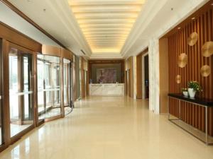 an empty hallway in a building with a hallwayngth at Jinjiang Inn Anyang Linzhou Hongqiqu Avenue Municipal Government in Linzhou