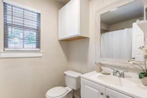 Koupelna v ubytování 2bd 1bth Newly Renovated Home near Cowboys Stadium etc + 14 fotografií