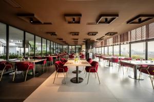 金边Comfy Apartment-Perfect City Stay at TK Area的一家有桌椅和窗户的餐厅