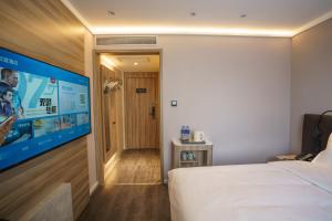 Μια τηλεόραση ή/και κέντρο ψυχαγωγίας στο Hanting Hotel Beijing South Railway Station Muxiyuan