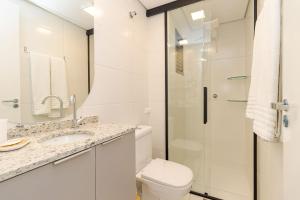 ein Badezimmer mit Toilette, Waschbecken und Dusche in der Unterkunft Edifício Smart Home | Gonzaga Stays in Curitiba + 19 Fotos