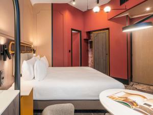 Postel nebo postele na pokoji v ubytování Grand Hotel des Brotteaux Lyon Ctre - Handwritten Collection