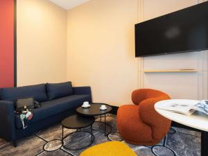 TV a/nebo společenská místnost v ubytování Grand Hotel des Brotteaux Lyon Ctre - Handwritten Collection