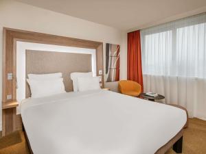 Ένα ή περισσότερα κρεβάτια σε δωμάτιο στο Novotel Lyon Centre-Confluence Bord de Saone