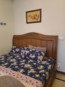 Postel nebo postele na pokoji v ubytování The Guest House Islamabad