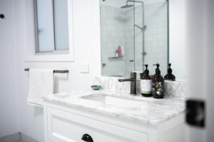 Et badeværelse på Settlers Cottage on Fitzroy- Red Cliffs + 43 billeder