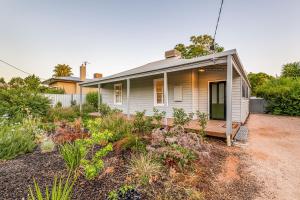 En have udenfor Settlers Cottage on Fitzroy- Red Cliffs