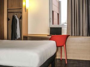 Postel nebo postele na pokoji v ubytování Ibis Saint-Genis-Pouilly Genève