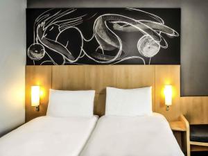 Postel nebo postele na pokoji v ubytování Ibis Saint-Genis-Pouilly Genève + 64 fotografií