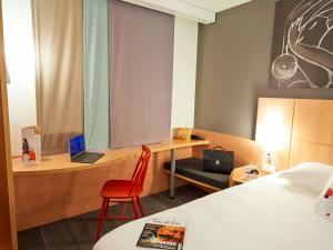 Postel nebo postele na pokoji v ubytování ibis Les Herbiers + 46 fotografií