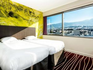 Ένα ή περισσότερα κρεβάτια σε δωμάτιο στο ibis Styles Saint Julien en Genevois Vitam +59 φωτογραφίες