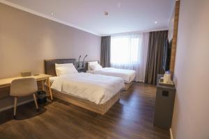 Ένα ή περισσότερα κρεβάτια σε δωμάτιο στο Hanting Hotel Beijing South Railway Station Muxiyuan