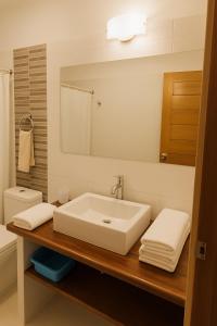 ein Badezimmer mit Waschbecken und Toilette in der Unterkunft Beach Home Organos Piura Family Vacations in Los Órganos + 29 Fotos