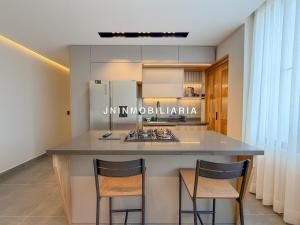 Кухня или мини-кухня в Apartamento de lujo a 3 minutos del Aeropuerto JMC 202
