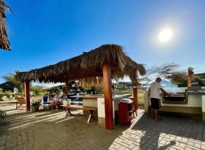 ein Mann steht vor einer Bar in der Unterkunft Beach Home Organos Piura Family Vacations in Los Órganos