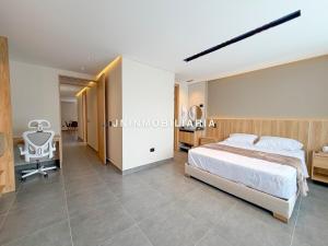 Кровать или кровати в номере Apartamento de lujo a 3 minutos del Aeropuerto JMC 202