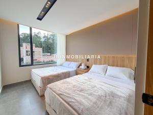 Кровать или кровати в номере Apartamento de lujo a 3 minutos del Aeropuerto JMC 202 +3 фотографии